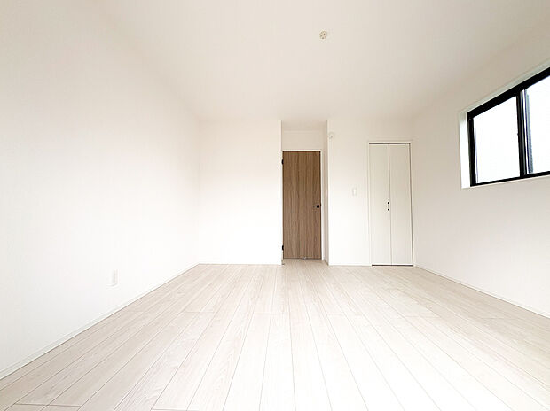 【ー居室ー】（4号棟）ゆとりある広さの居室は、家具の配置がしやすく使い勝手の良い空間です。採光も良好で、生活スタイルに合わせて自由にレイアウトできます。