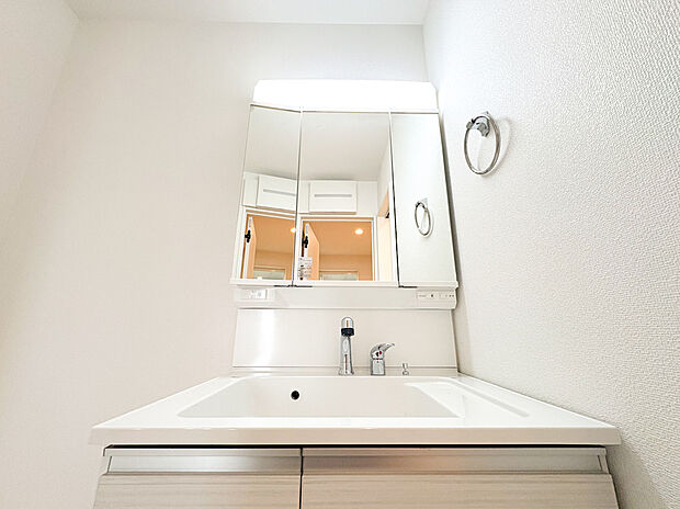 【ー洗面化粧台ー】（2号棟）清潔感ある新築の洗面化粧台。機能的な設計と豊富な収納スペースで、毎朝の支度がスムーズに整います。家族みんなが使いやすいゆとりある広さを兼ね備えています。（全棟完備）