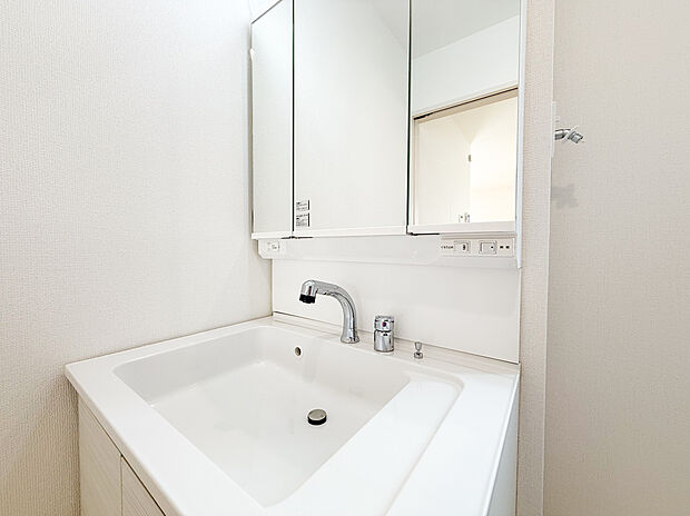 【ー洗面化粧台ー】(A号棟)清潔感ある新築の洗面化粧台。機能的な設計と豊富な収納スペースで、毎朝の支度がスムーズに整います。家族みんなが使いやすいゆとりある広さを兼ね備えています。