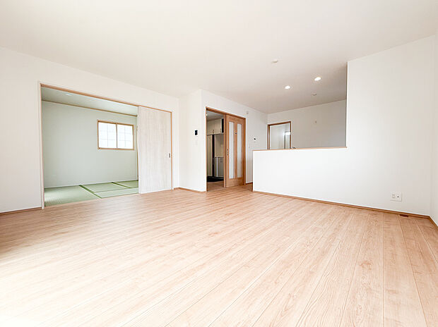 【ーリビングダイニングー】(B号棟)自然光が降り注ぐ温かみのあるリビング。家族全員がのびのびと過ごせるゆとりある広さで、心地よいくつろぎの時間をいつも存分にお楽しみいただける癒しの空間です。