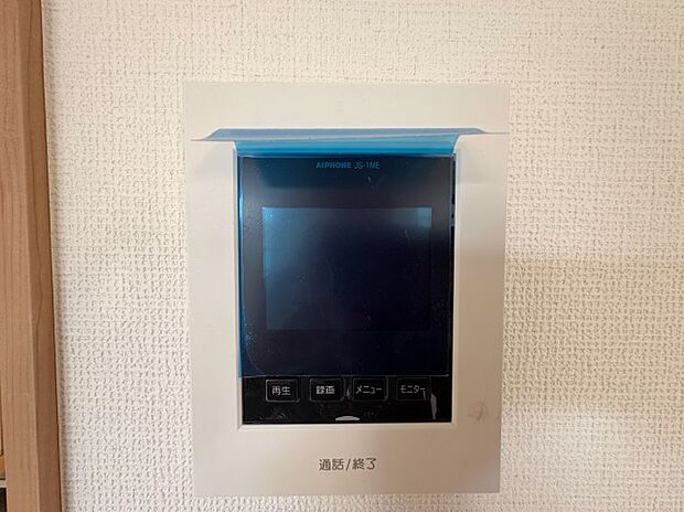 【■カラーモニター付きインターホン■】来訪者を画面で確認できるモニター付きインターホンが完備され、安心して応対できます。家族やお子様だけの在宅時にも、しっかりと防犯対策ができる心強い設備です。
