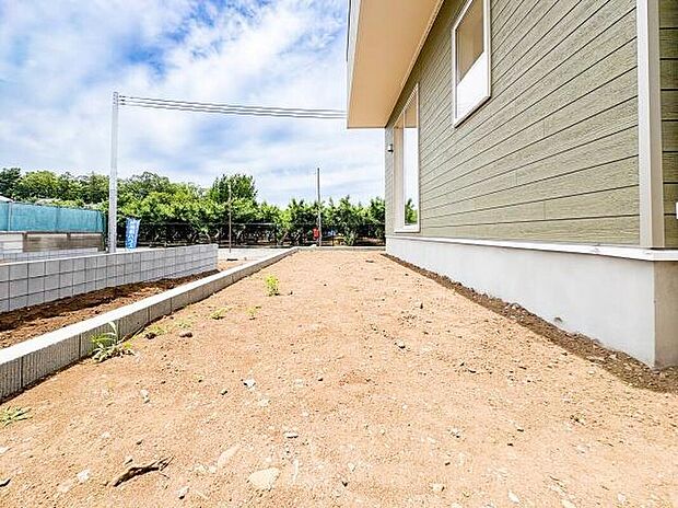 【庭】（1号棟）広々とした庭スペースは、お子様が遊ぶ場所や家庭菜園など多目的に活用できます。屋外での時間が豊かになる、戸建てならではの魅力的なスペースです。