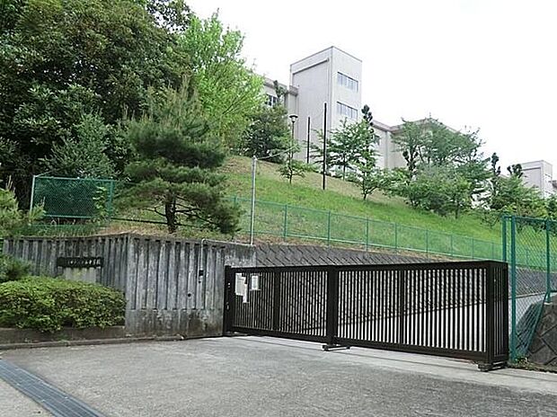 八王子市立松が谷中学校（約1,820m）