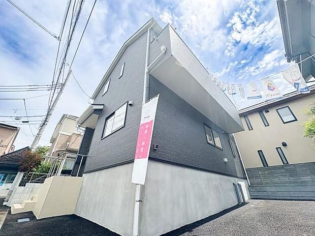 【現地外観写真】シンプルモダンなデザインが落ち着いた上質な印象を与える外観です。清潔感ある佇まいと街並みへの馴染みやすさが、住まいとしての確かな品格と魅力を高めています。