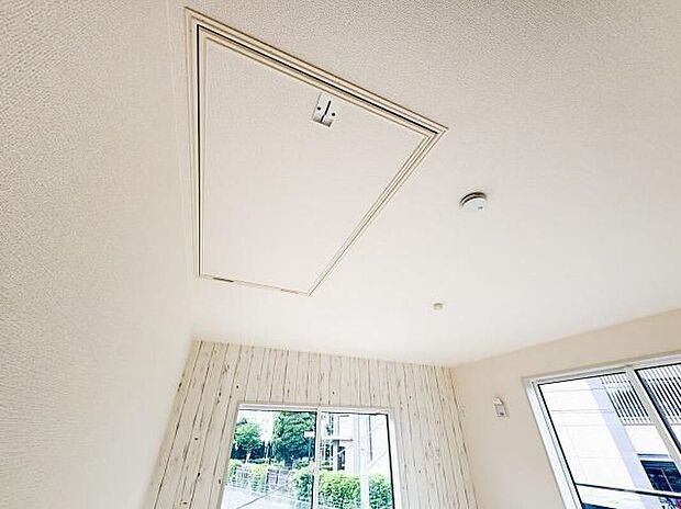 【屋根裏収納】屋根裏収納を備えており、季節物の衣類や家電、アウトドア用品などの収納に便利です。居住スペースを圧迫することなく収納力を確保できるため、お部屋をすっきりとお使いいただけます。