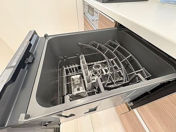 【ビルドイン食器洗浄機】ビルトイン食器洗浄機を搭載。食後の後片付けの負担を軽減し、家事の時短に役立ちます。