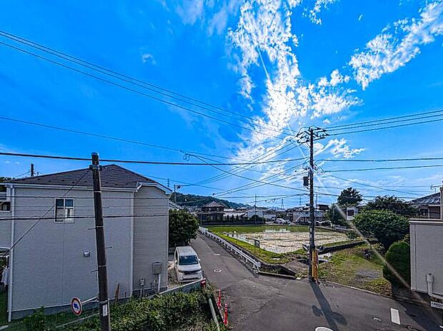 【住戸からの眺望写真】（A号棟）閑静な住宅街に位置するからこその落ち着いた眺望。窓の外に広がる穏やかな街並みが、日々の暮らしに静かな安らぎをもたらします。