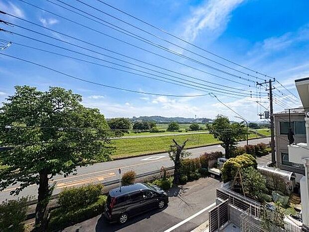 【住戸からの眺望写真】緑豊かな眺めが楽しめる住まい。自然の景色が日常に安らぎをもたらし、室内にいながら四季の移り変わりを感じられる心地よい環境です。