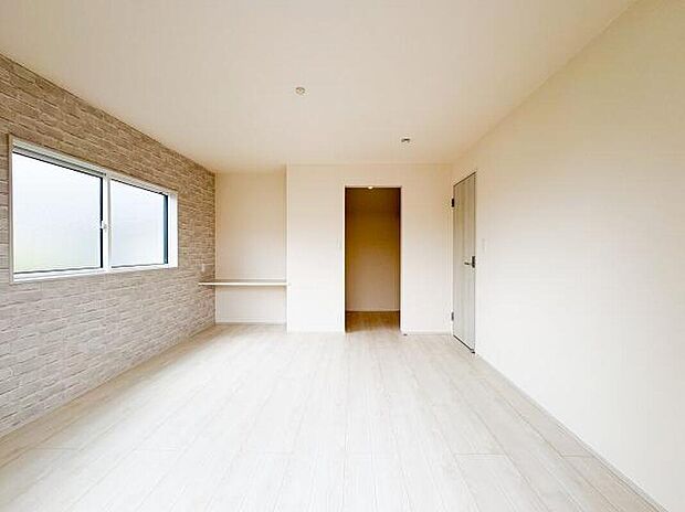 【リビング以外の居室】採光に恵まれ、静かな環境に位置する寝室。朝の自然光で心地よく目覚め、夜は静寂の中でゆっくりと休める、質の高い眠りを支える空間です。