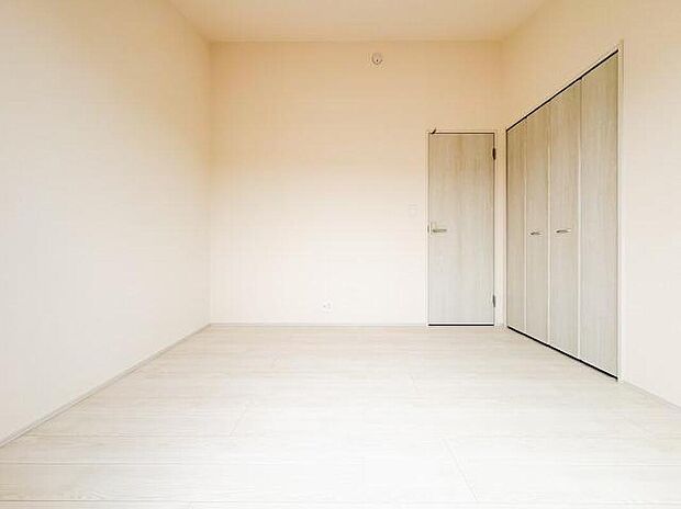 【リビング以外の居室】ゆとりある広さの居室は、家具の配置がしやすく使い勝手の良い空間です。採光も良好で、生活スタイルに合わせて自由にレイアウトできます。