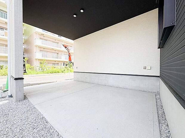 【駐車場】ビルトインカースペース付きの住まいは、車を建物内に収容できる使いやすい設計です。雨の日も濡れずに乗り降りでき、防犯面でも安心の設備です。