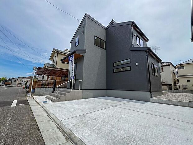 【前面道路含む現地写真】落ち着いた閑静な住宅街に位置する住まいです。静かで穏やかな環境が、毎日の生活に安らぎと快適さをもたらします。