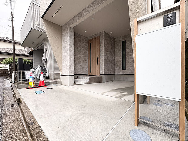 【＝ビルトインガレージ＝】ビルトインガレージ付きの住まいは、車を建物内に収容できる使いやすい設計です。雨の日も濡れずに乗り降りでき、防犯面でも安心の設備です。