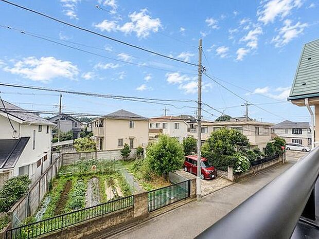 【住戸からの眺望写真】落ち着きのある住宅街に立地し、日常の生活が静かに流れる環境が魅力です。周辺には緑も多く、散歩やジョギングにも最適。心身ともにリラックスできる住環境が整っています。