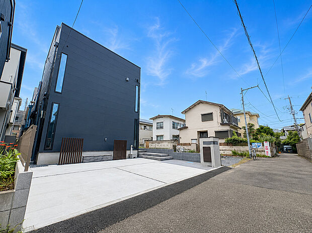 【=現地外観=】落ち着いた閑静な住宅街に位置する住まいです。静かで穏やかな環境が、毎日の生活に安らぎと快適さをもたらします。
