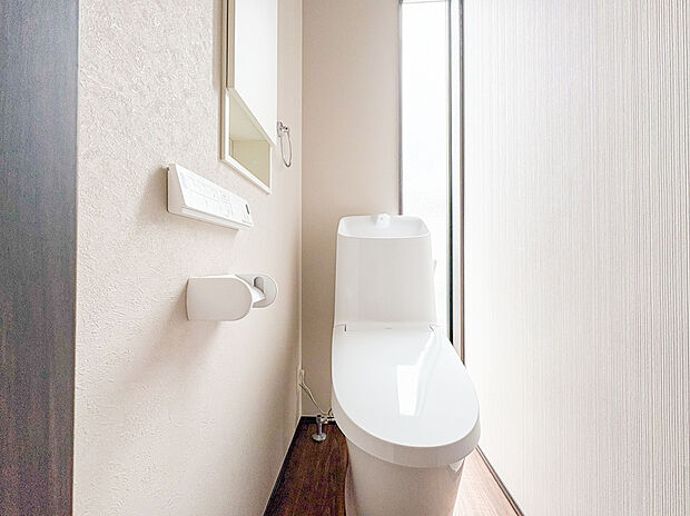 【=ウォシュレット付きトイレ=】ウォシュレット機能付きトイレで、毎日の暮らしがより快適になります。温水洗浄で清潔感が保たれ、家族全員が心地よく使えるうれしい設備がしっかり整っています。