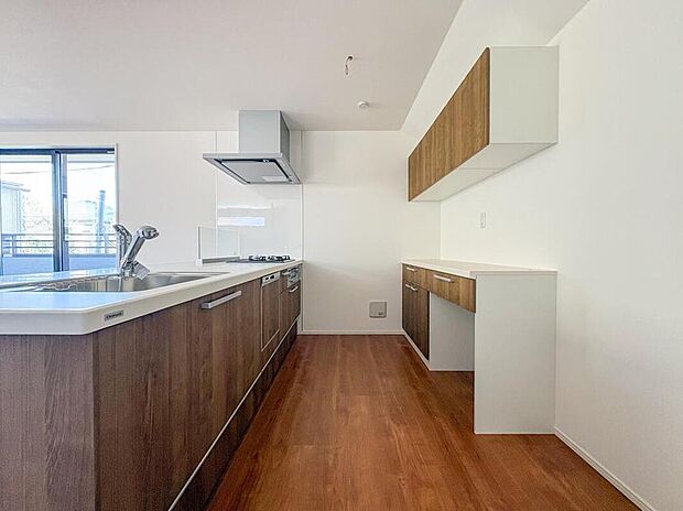 ナチュラルカラーで統一されたキッチンは、ご家族を見守る事の出来る生活導線上に配置。皆が集まるＬＤＫを見ながら振るう料理は、愛情と温もりが詰まった素敵なモノになりそうですね。