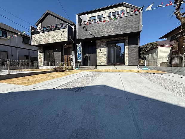 青空に映えるスタイリッシュなフォルム。時を経ても色褪せない上質なデザインが、家族の歴史を彩ります。