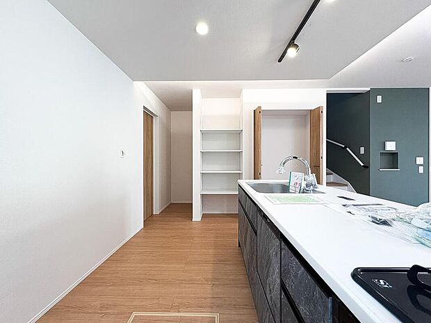 リビングで遊ぶお子様を見守りながらお料理ができる対面タイプの開放的なキッチンが採用されています。家族の団欒場所であるLDKだからこそ、お料理中もご家族との会話をお楽しみください。