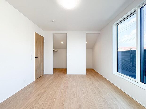 ウォークインクローゼットがついています。大容量の収納が可能ですので、シーズン外のお洋服の収納などにお使いください。