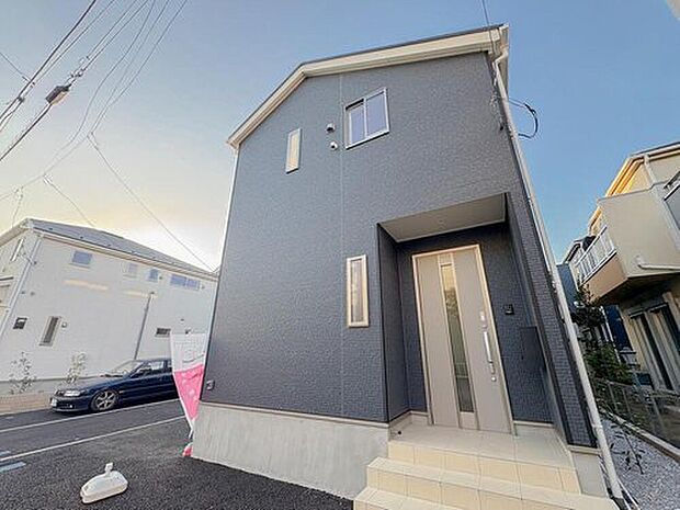 モダンなダークグレーの外観が印象的な、新築戸建て。光と風を採り入れる設計で、家族の成長を見守る快適な毎日を育みます。