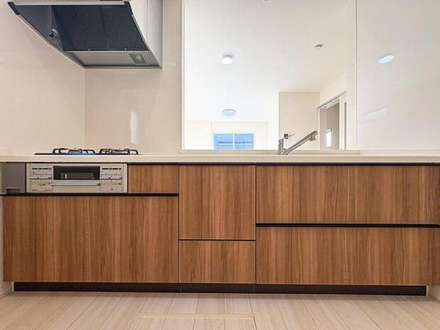 家族の笑顔が集まるキッチンで、毎日のお料理を楽しく。シンク、コンロ、調理台が揃い、スムーズな家事動線で、家族の会話も弾みます。