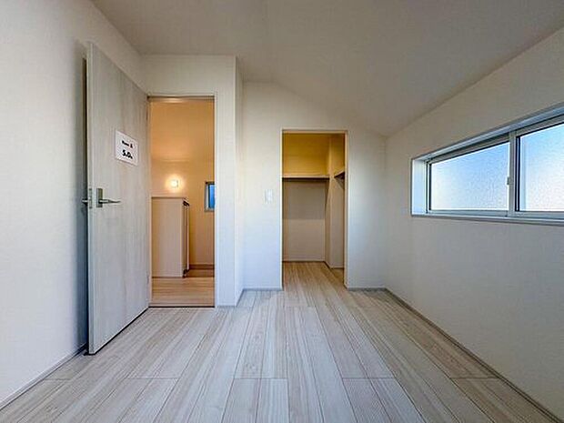 明るい窓から光が差し込むRoom A 5.0帖の洋室。温かみのある木目調の床が心地よく、お子様の成長に合わせて書斎や趣味の空間としても活躍します。