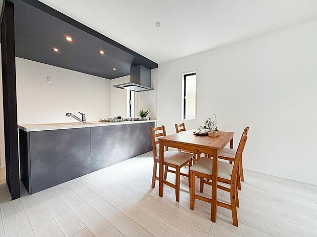 明るい光が差し込む清潔感あふれるキッチンとダイニング。家族の会話が弾む食卓で、毎日の食事が特別な時間になります。