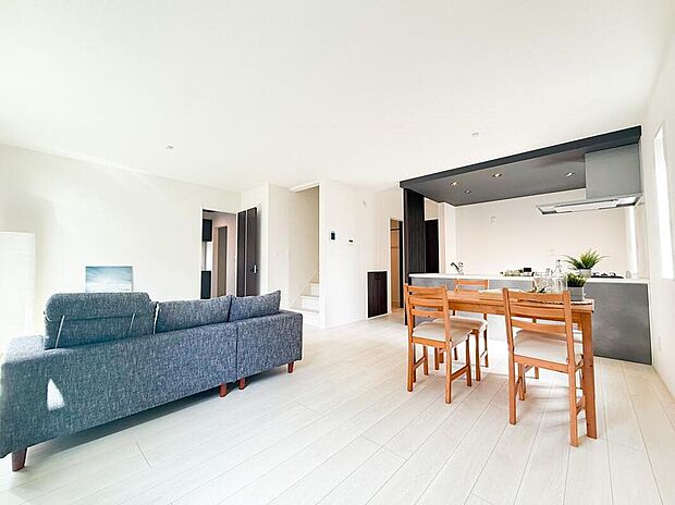 家族みんなが自然と集まる、居心地の良いリビング。会話に花が咲き、笑顔があふれる団らんの中心です。