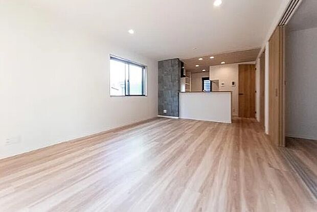 明るい光が取り入れられる空間設計のリビングです。インテリア配置もしやすい間取りです。壁や床の色と合わせて落ち着いたインテリアも選びたいですね。グリーンを飾っても素敵だと思います。