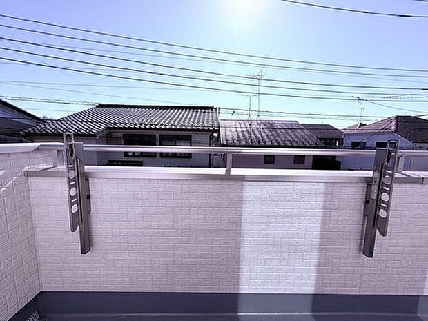 【バルコニー】お洗濯物が多い日でも、奥様に安心して頂けるよう、広めのバルコニーを確保いたしました。是非一度、ご自身の目でお確かめください。