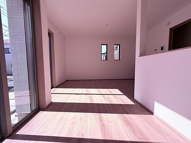 【リビング】木のぬくもりが感じられるナチュラルな雰囲気に仕上がった室内。ふんだんに陽射しが注ぐ南向きの明るいリビングには家族が自然と集い笑顔に。完成済みですので即ご入居可能です。