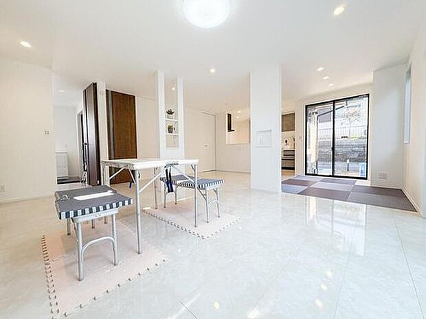 【 リビング】陽光が降り注ぐ広々としたリビングは、家族の笑顔が集まる場所。お子様が遊べるスペースも確保でき、明るい毎日を育みます。