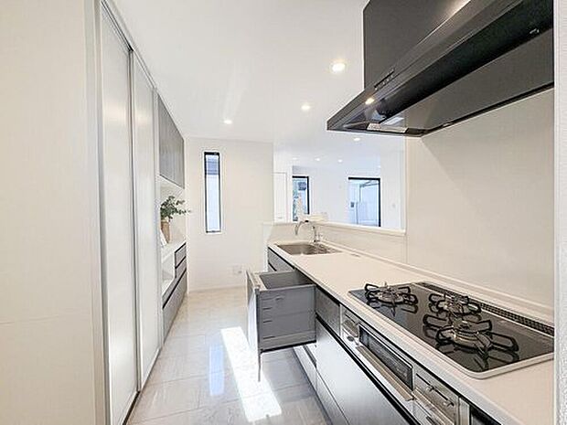 【キッチン】家族の笑顔が生まれる、明るく機能的なキッチン。広々とした調理スペースと豊富な収納で、毎日の家事がスムーズに。