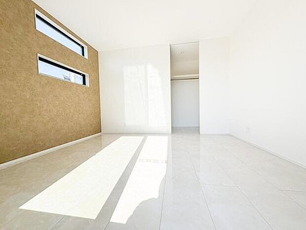 【リビング以外の居室】アクセントクロスがおしゃれな洋室。横長の窓から明るい光が差し込み、日中は電気いらずで過ごせます。お子様の成長に合わせて使える、収納付きの快適な空間です。