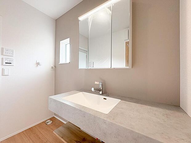 【洗面台・洗面所】洗面台には三面鏡タイプを採用しました。身だしなみを整えやすい事はもちろんですが、鏡の後ろに収納スペースを設ける事により、散らかりやすい洗面スペースをすっきりさせる事が出来るのも嬉しいですね。