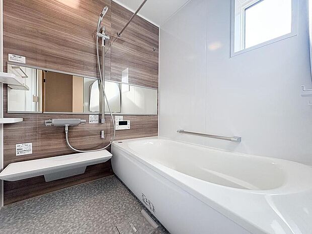 【浴室】濃い色のアクセントパネルはシックで落ち着いた空間を演出します。心地よいバスタイムをお楽しみください。