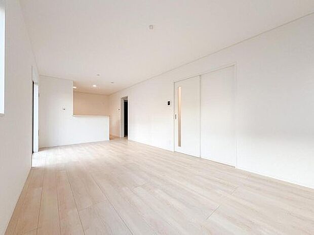 【 リビング】明るい陽光が降り注ぐ、広々としたリビング。木のぬくもりを感じるフローリングは、お子様が素足で駆け回れる心地よさ。家族の笑顔が弾む、穏やかな毎日を育みます。