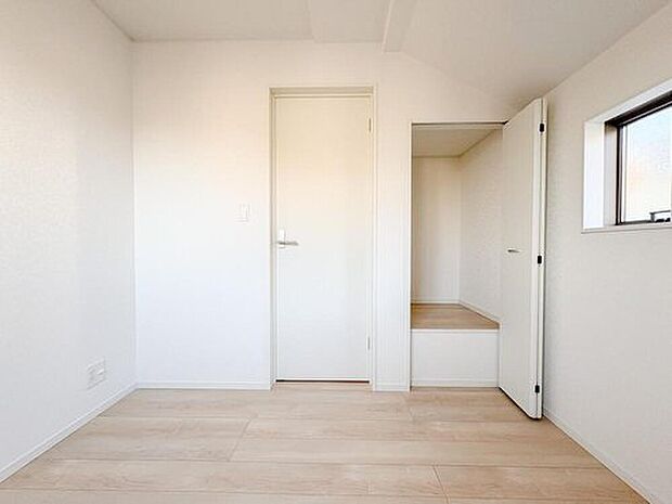 【リビング以外の居室】明るい光が差し込む洋室は、お子様の成長に合わせて様々に活用できるプライベート空間。右奥の段差は収納や遊び場にも最適です。