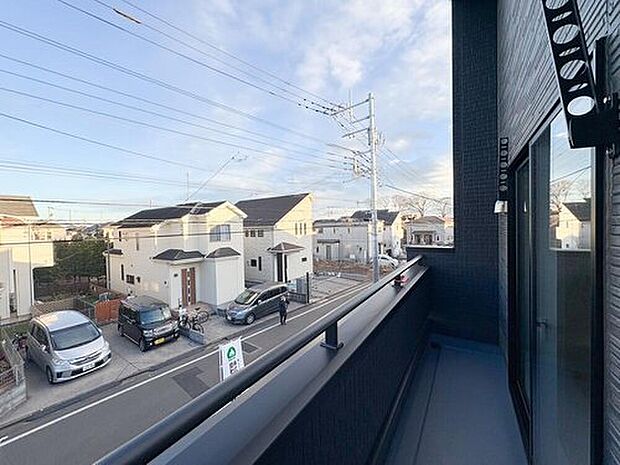 【バルコニー】遮るものがないため、日当たり、風通りの良い開放的なバルコニーとなっています。お洗濯ものもすぐに乾きそうです。