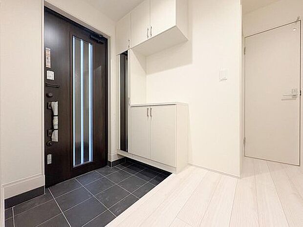 【玄関】玄関収納に取り付けられた全身鏡は、お出かけ前の身だしなみチェックにご活用していただけます。