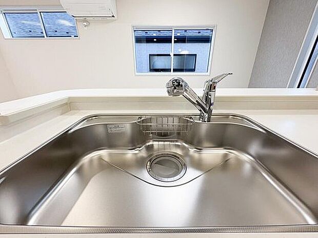 【浄水器付きシャワーヘッド】浄水機能付きの水道シャワーヘッドです。ワンタッチで浄水された綺麗なお水に切り替えることが可能です。