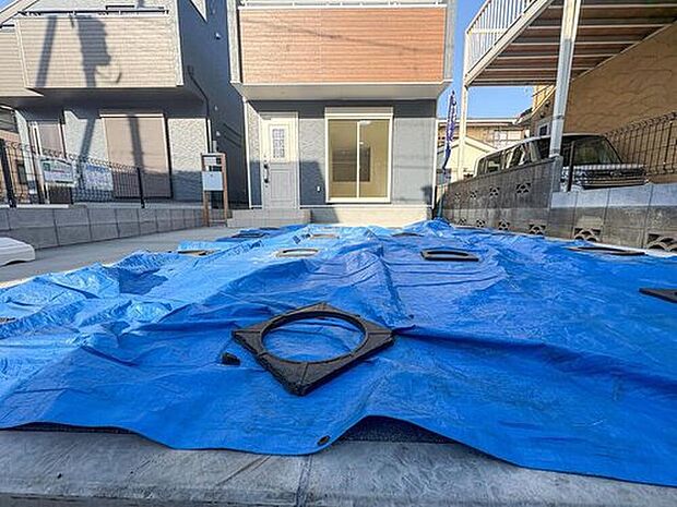 【駐車場】駐車場は並列で2台駐車可能(車種による)1台分であれば、お庭スペースとして利用することも可能です。