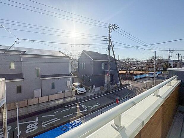 【住戸からの眺望写真】陽光が降り注ぐ、開放的な眺望。晴れた日には遠くまで見渡せ、家族の会話も弾みます。お子様との穏やかな毎日を、この景色と共に。