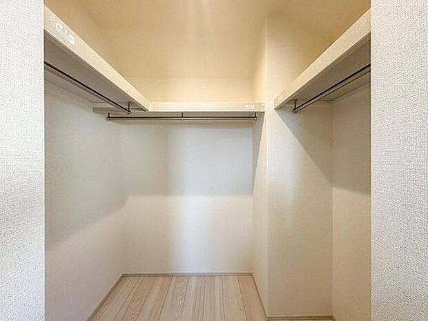【収納】たっぷりの収納力で、家族みんなの衣類や荷物をすっきり整理できます。お部屋を広く使える工夫が嬉しいですね。
