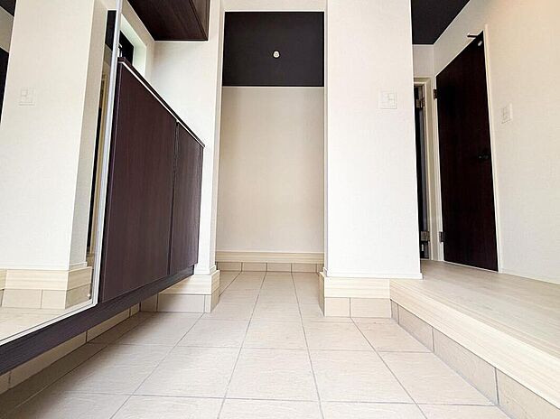 【玄関】たっぷりの光で実際の広さ以上のゆとりを感じる玄関。いつでも清潔で開放的な、自慢のおもてなし空間。奥にはシューズインクロゼットも完備。