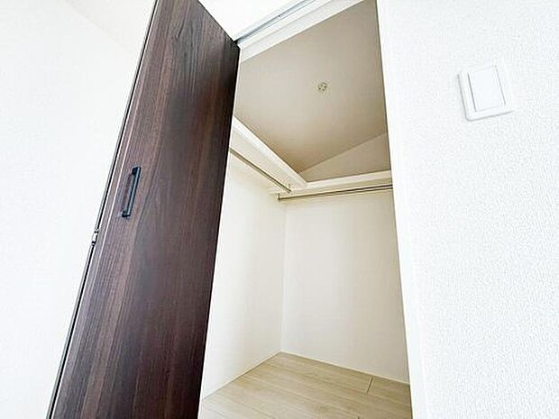 【収納】全室収納と大容量ウォークイン完備。余計な収納家具を置く必要がなく、お部屋の広さを最大限に活かせます。