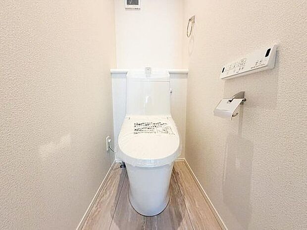 【 トイレ】ほっと一息つける、落ち着いたプライベート空間。スッキリとしたデザインで、圧迫感のないゆとりのトイレ。