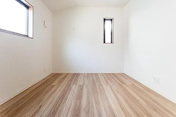 【子供部屋】お部屋は様々な用途でお使いいただけます。時にはお子様のお部屋として、時にはお洋服などを片づけるクロークとして、時には運動するトレーニングルームとして。お部屋数があることの魅力を感じます。