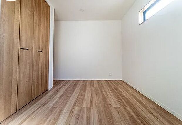 【子供部屋】広さのある洋室は、ご夫婦様の寝室にぴったりですね。ご主人様の趣味のものや書斎などにも使用できるくらいの広さが嬉しいです。収納もばっちり完備してますのでお荷物が多いご家族様も安心してお暮しいただけます。